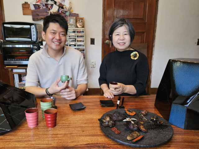 크래프트 나비 박진솔 대표(왼쪽)와 이현승 작가. 김효정 기자