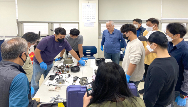 교육생들이 강사의 이론 설명을 듣고 있다. 중소조선연구원 제공