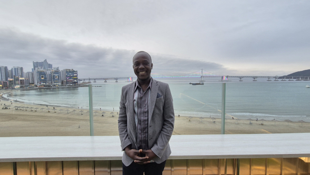 부산거리예술축제가 열린 광안리 해변 카페에서 포즈를 취한 '아비장 아프리카 공연예술마켓(MASA)' 압드라만 카마테 총감독. 김은영 기자