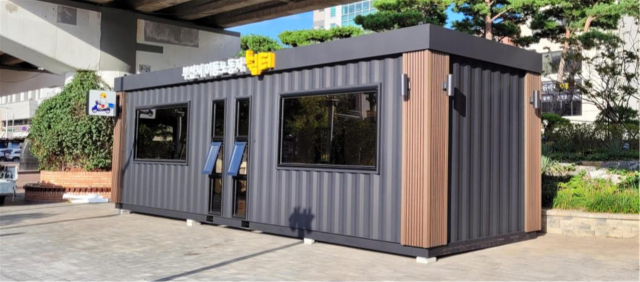 부산 도시철도 동래역 인근에 조성된 이동노동자 간이쉼터. 부산시 제공