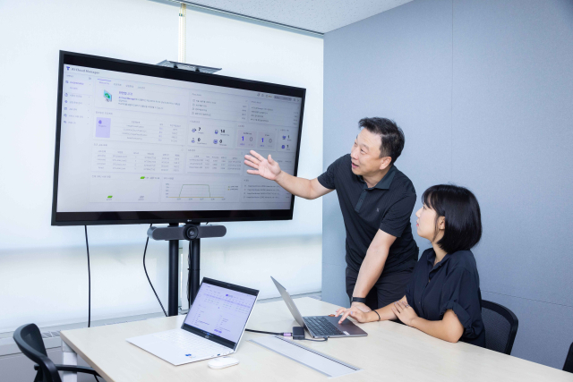 SK텔레콤 직원들이 솔루션을 테스트하고 있는 모습.