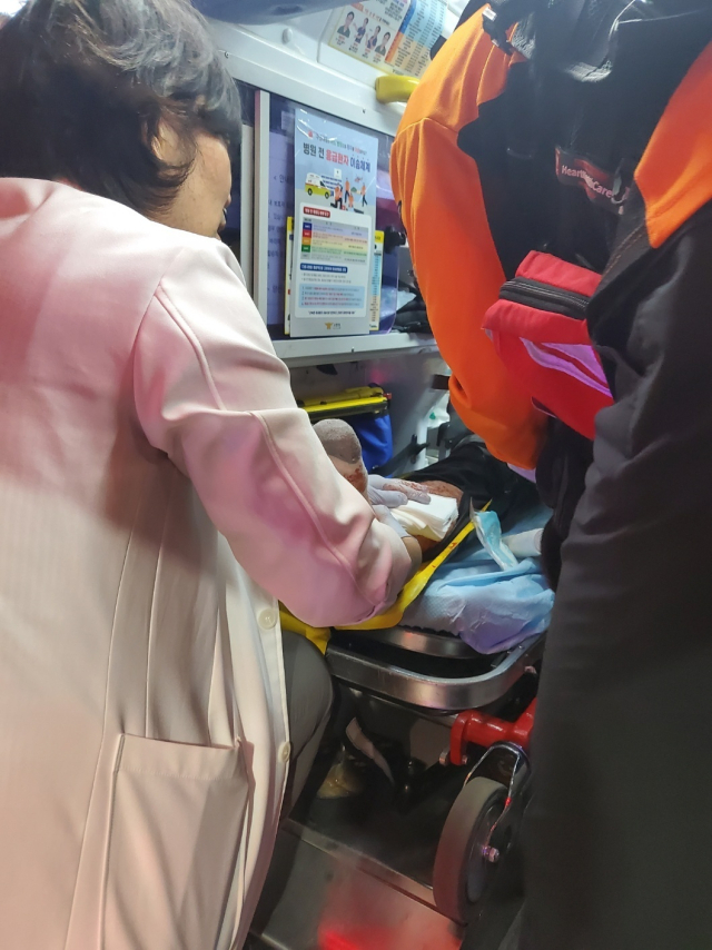이동현 원장이 9월 27일 출동한 119구급차에서 교통사고 부상자를 돌보고 있다. 독자 제공