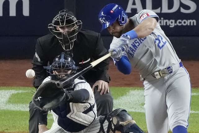 캔자스시티 로열스의 토미 팜이 8일 MLB ALDS 2차전 뉴욕 양키스와의 경기에서 4회초 적시타를 치고 있다. UPI연합뉴스