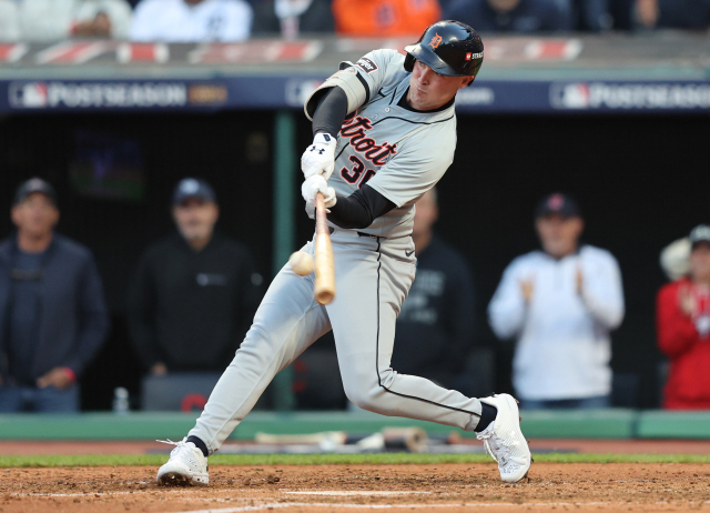 디트로이트 타이거스의 케리 카펜터가 8일(한국시간) MLB 아메리칸리그 디비전시리즈(ALDS) 2차전에서 클리블랜드 가디언스를 상대로 9회에 3점 홈런을 치고 있다. UPI연합뉴스