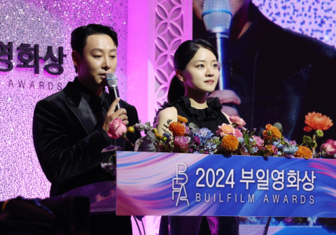 배우 김동욱과 고아성이 2024 부일영화상을 매끄럽게 진행해 영화계 호평이 잇따르고 있다. 정종회 기자 jjh@