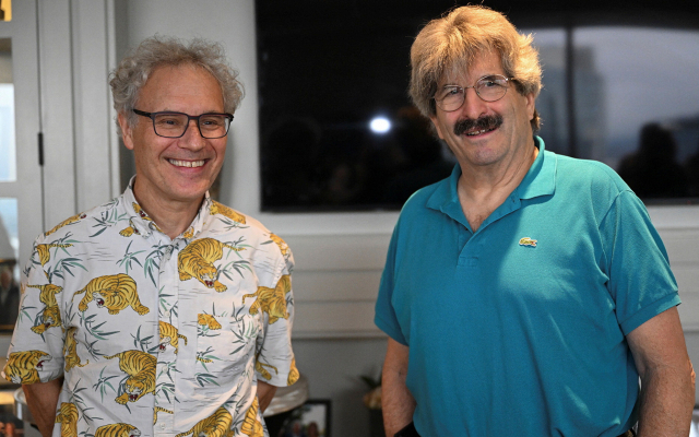 올해 노벨생리의학상 수상자로 선정된 빅터 앰브로스와 게리 러브컨이 7일(현지시간) 미국 매사추세츠주 보스턴에 위치한 매사추세츠대학교 총장실에서 환하게 웃고 있다. 로이터연합뉴스