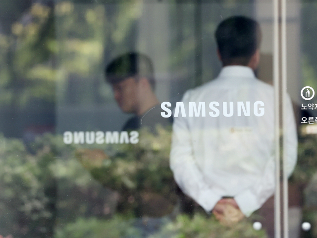 8일 삼성전자가 올해 3분기 9조 원대의 영업이익으로 부진한 성적표를 받았다. 스마트폰과 PC 등의 수요 회복이 예상보다 더딘 점이 원인으로 꼽힌다. 이날 실적발표 후 삼성전자 서초사옥. 연합뉴스