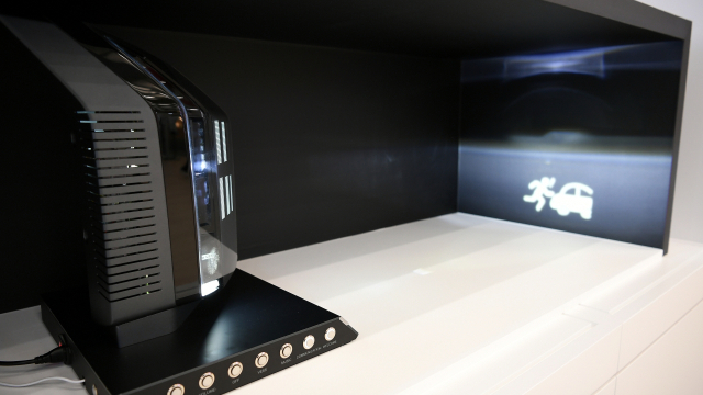 지난 2일 현대모비스 의왕연구소에서 가진 ‘테크데이’에서 참가자들이 ‘차세대 통합인포시스템 엠빅스 4.0’에서 디스플레이 신기술을 체험하고 있는 모습과 ‘스위처블 디스플레이’, ‘커뮤니케이션 헤드램프’(위에서부터). 현대모비스 제공