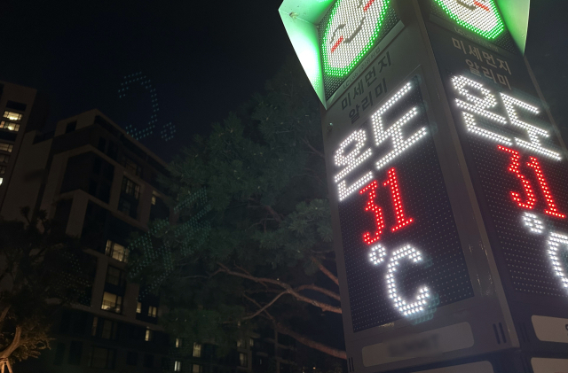 서울에 '9월 폭염경보'가 사상 처음으로 발효된 지난 9월 10일 오후 서울의 한 아파트 단지 미세먼지 알림판에 어스름이 내려앉은 시간임에도 31도를 가리키는 기온이 표시되고 있다. 연합뉴스