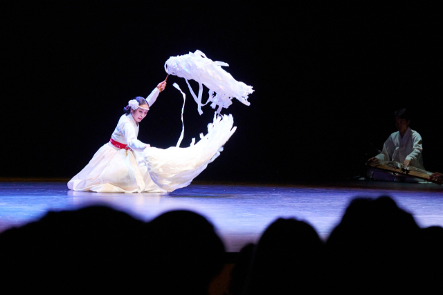 비팜 초이스(무용)에 선보인 '영남무악' 공연 모습. 부산문화재단 제공