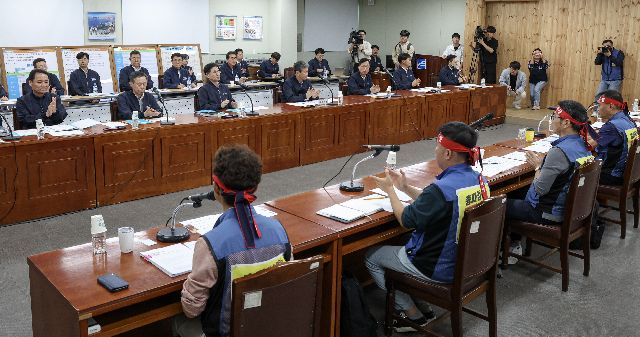 지난해 10월 10일 당시 부산 금정구 부산교통공사 노포차량사업소에서 부산지하철 노사 양측이 최종교섭을 하고 있는 모습. 부산일보DB