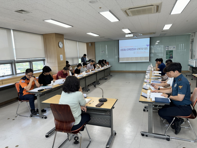 ‘부산진구 사회 재난 대응 실무 매뉴얼’을 만들기 위해 올해 7월 열린 관계기관 회의. 부산진구청 제공