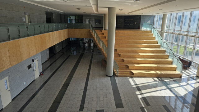 경상국립대 내동캠퍼스 내부 모습. 시설은 훌륭하지만 이용하는 학생은 극소수에 불과하다. 김현우 기자