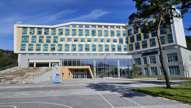 경상국립대 내동캠퍼스 전경. 도시 외곽에 있어 접근성이 떨어지는 데다 주변에 상권이 없어 활용 방안이 마땅치 않다. 김현우 기자