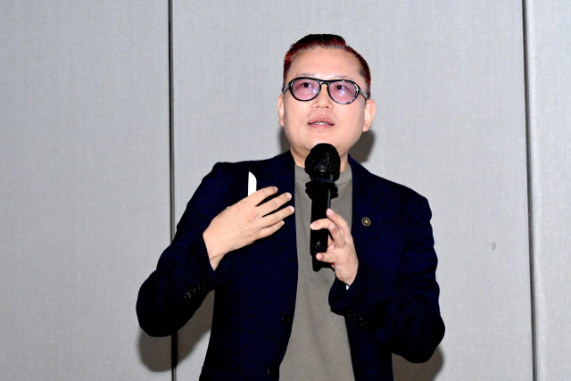 지난 8일 부산롯데호텔에서 열린 제17기 부산일보 CEO 아카데미에서 김대식 카이스트 전기전자공학부 교수가 챗GPT가 가져올 변화를 이야기하고 있다.