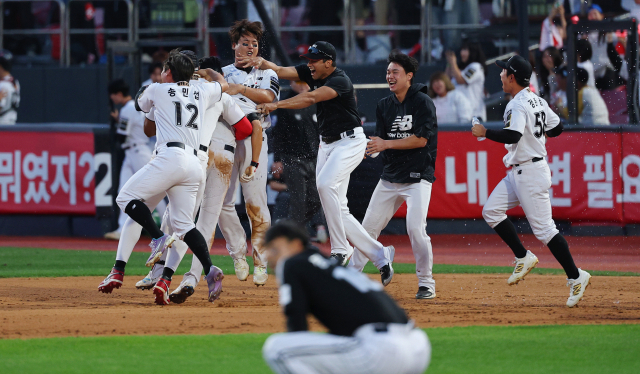 9일 수원 KT위즈파크에서 열린 2024 프로야구 KBO 포스트시즌 준플레이오프 4차전 LG 트윈스-KT 위즈의 경기에서 KT 심우준이 연장 11회말 끝내기 안타를 친 후 동료 선수들과 환호하고 있다. 연합뉴스