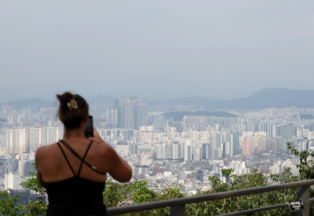 윤석열 정부의 부자감세 정책으로 분위별 가처분소득과 가계흑자액, 의식주 지출, 아파트 가격 등 각종 지표별 양극화가 더 심화되고 있다는 지적이 나왔다. 서울 남산에서 바라본 서울시내 아파트 단지 전경. 연합뉴스