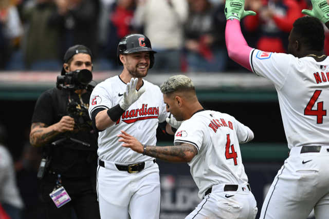 클리블랜드의 레인 토머스(맨 왼쪽)가 13일 열린 ALDS 5차전 디트로이트와 경기에서 5회초 만루 홈런을 친 후 홈으로 들어오고 있다. 연합뉴스