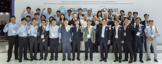 국토교통부는 지난 9~11일 백원국 제2차관을 단장으로 한 수주지원단이 아랍에미리트(UAE)와 모로코를 찾아 양국 철도분야 협력 강화방안을 논의했다고 밝혔다. 아부다비에서 열린 철도 분야 국제 콘퍼런스 '글로벌 레일 2024' 기간에 'K-한국관'이 운영된 가운데 참가기업 단체사진. 국토부 제공