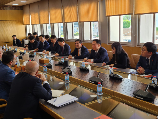 국토교통부는 지난 9~11일 백원국 제2차관을 단장으로 한 수주지원단이 아랍에미리트(UAE)와 모로코를 찾아 양국 철도분야 협력 강화방안을 논의했다고 밝혔다. 모로코 철도청장 면담 모습. 국토부 제공