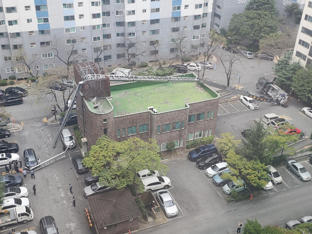 경남 창원시 성산구 한 아파트에서 이삿짐을 옮기던 사다리 차량이 전도된 모습. 독자 제공