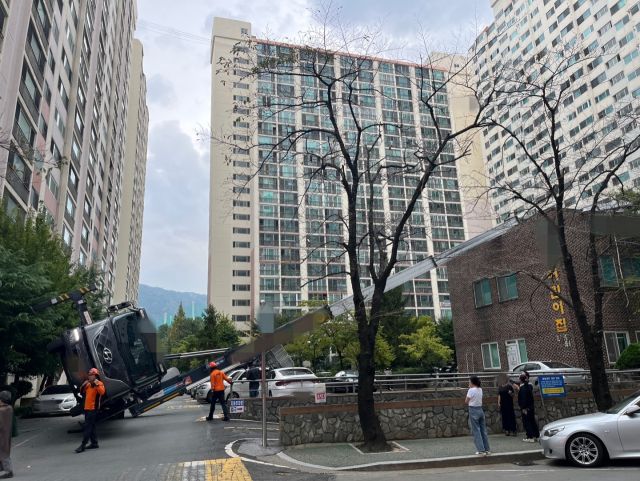 경남 창원시 성산구 한 아파트에서 이삿짐을 옮기던 사다리 차량이 전도된 모습. 창원소방본부 제공