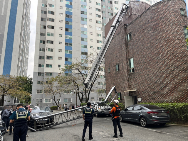 경남 창원시 성산구 한 아파트에서 이삿짐을 옮기던 사다리 차량이 전도된 모습. 창원소방본부 제공