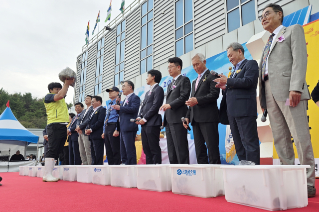 국내 최대 생굴 생산자 단체인 굴수하식수협은 오는 23일 2025년도 햇굴 초매식을 연다. 초매식은 수협 공판장에서 진행되는 첫 경매 행사다. 사진은 지난해 초매식 시범 경매 모습. 부산일보DB