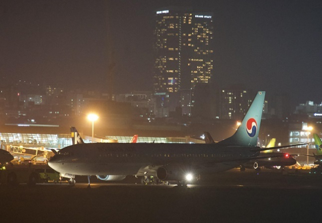 사진은 지난 8월 26일 제주에서 김포로 갈 예정인 대한항공 항공기가 기체고장으로 멈춰선 모습. 연합뉴스