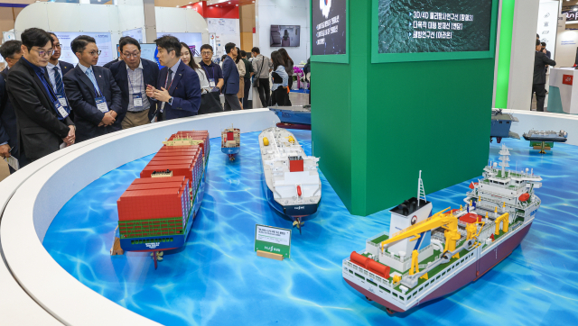 지난달 벡스코서 열린 2024 국제해양플랜트 전시회에서 관람객들이 HJ중공업이 선보인 다양한 친환경 선박 모형을 둘러보고 있다. 김종진 기자 kjj1761@