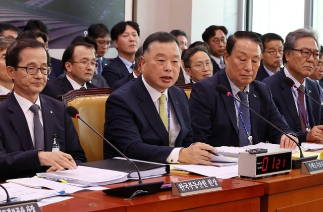 16일 국회 국토교통위원회의 한국부동산원, 주택도시보증공사 등의 국정감사에서 유병태 주택도시보증공사 사장(왼쪽에서 두번째)이 의원 질의에 답변하고 있다. 연합뉴스