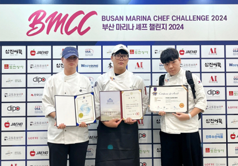 '부산 마리나 셰프 챌린지 2024'에 출전한 식품조리학과 동아리 '가니에르' 학생들이 입상 후 기념촬영을 하고 있다. 신라대 제공