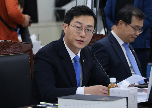 더불어민주당 장경태 의원이 17일 대구지검 신관 7층에서 열린 국회 법제사법위원회의 대구고검, 대전고검 등 지역 고등·지방검찰청 13곳에 대한 국정감사에서 질의하고 있다. 연합뉴스