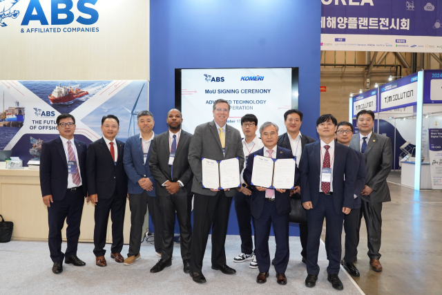 (재)한국조선해양기자재연구원(KOMER)은 미국선급협회(ABS)와 ‘조선·해양 분야 기술협력을 위한 업무협약(MOU)’을 체결했다(고 17일 밝혔다(앞줄 왼쪽부터 ABS Matthew Tremblay 대표, KOMERI 배정철 원장). KOMERI 제공