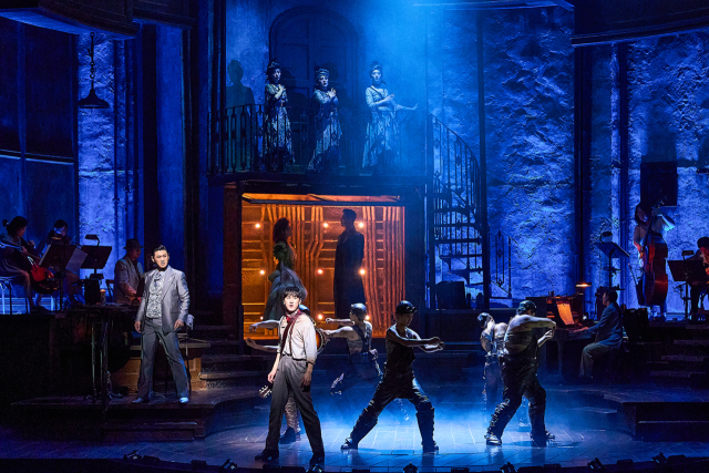 11월 3일까지 금~일요일 드림씨어터에서 관객을 만나고 있는 뮤지컬 '하데스타운' 부산 공연 모습, 에스앤코 제공