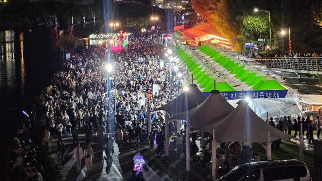 진주 10월 축제에 몰린 인파. 올해도 120만 명 안팎의 관람객이 몰린 것으로 파악되고 있다. 김현우 기자