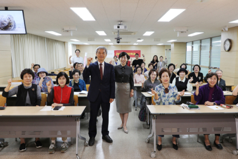 부산디지털 최원일 총장(중앙 왼쪽)이 라이프디자인학과 개강식에 참여하여 격려를 하고 있다.