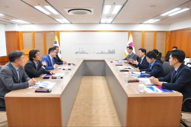 부산시는 지난 21일 시청 국제의전실에서 다국적 항공기업 에어버스그룹의 복합재 연구법인 CTC와 부산 미래항공산업 생태계 육성을 위한 협력 사업을 논의했다. 부산시 제공