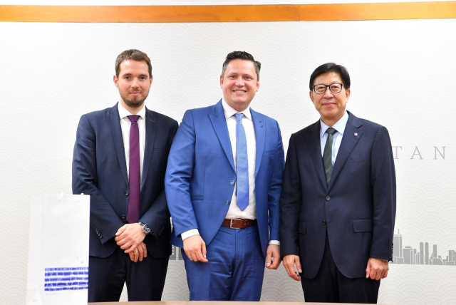 부산시는 지난 21일 시청 국제의전실에서 다국적 항공기업 에어버스그룹의 복합재 연구법인 CTC와 부산 미래항공산업 생태계 육성을 위한 협력 사업을 논의했다. 부산시 제공