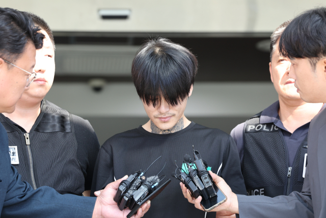 살인 혐의를 받는 박대성(30) 씨가 10월 4일 오전 전남 순천경찰서에서 검찰로 송치되고 있다. 경찰은 전남 순천시 조례동에서 길을 걷던 10대 여성 청소년을 흉기로 여러 차례 찔러 살해한 혐의를 받는 박 씨의 신상 정보를 국민의 알권리·수단의 잔인성 등을 고려해 지난달 30일 공개하기로 결정했다. 연합뉴스