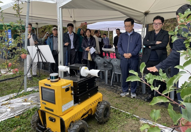 경남 거창 사과농가에서 방제와 제초, 생육모니터링 등 각종 농업용 로봇을 작동시켜 현장에서 얼마나 효율적으로 사용될 수 있을지 검증하는 시연회가 열렸다. 사진은 생육 및 예찰 모니터링 로봇을 시연하는 모습. 한국농업기술진흥원 제공