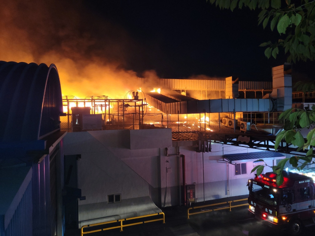 울산 용연공단 한 자동차 부품업체에서 불길이 치솟고 있다. 울산소방본부 제공