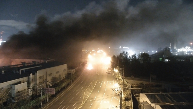 울산 한 자동차 부품공장에서 불이 나 시커먼 연기가 쉴새없이 뿜어져 나오며 하늘을 뒤덮고 있다. 울산소방본부 제공