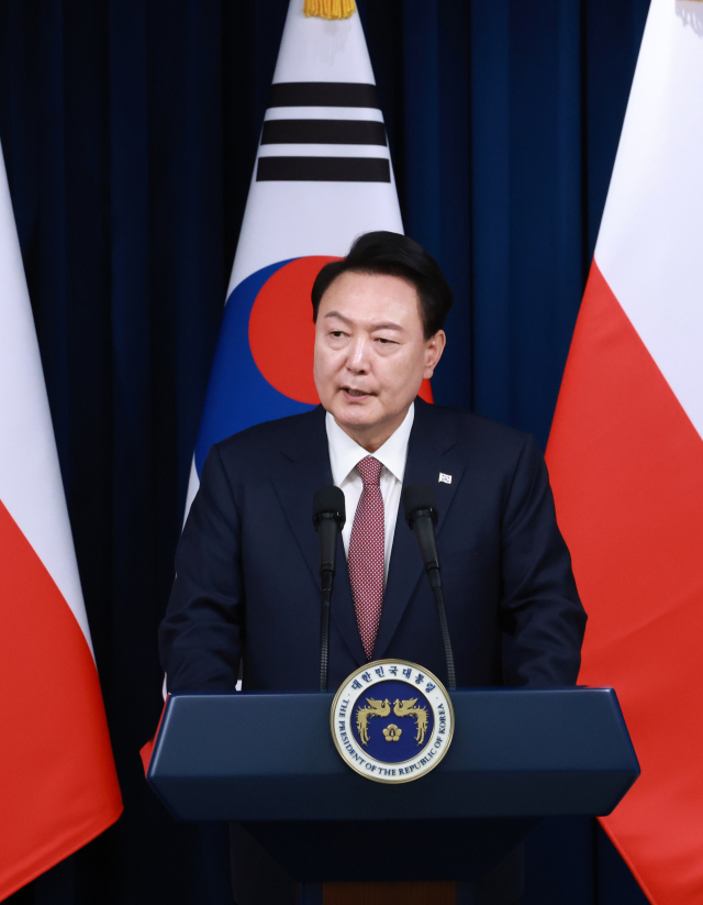 윤석열 대통령이 지난 24일 서울 용산 대통령실에서 안제이 두다 폴란드 대통령과 한·폴란드 공동언론발표에서 취재진의 질문에 답하고 있다. 연합뉴스