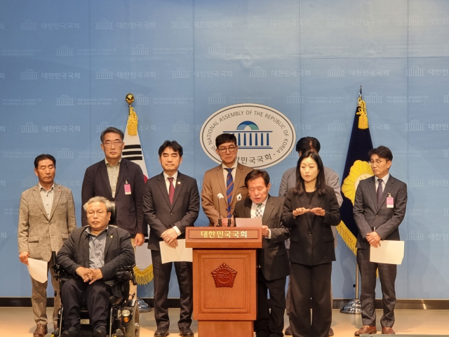 지방분권전국회의와 국민의힘 이성권 의원, 더불어민주당 신정훈 의원은 28일 국회 소통관에서 기자회견을 갖고 지방분권균형발전 개헌을 촉구했다. 부산일보DB