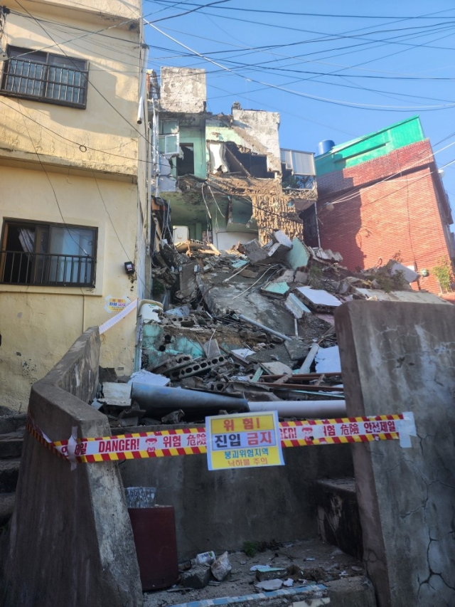 지난 23일 부산 서구 아미동의 한 노후 주택이 무너져내려 인근 주민들이 대피하는 소동이 빚어졌다. 부산 서구청 제공
