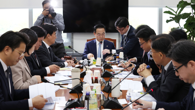 국회 운영위원회의 국회운영개선소위원회가 28일 열려 더불어민주당 소속 박성준 소위원장(가운데)이 회의를 주재하고 있다. 연합뉴스