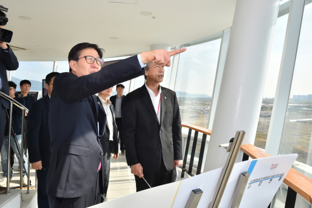 박형준 부산시장이 30일 부산 에코델타시티 전망대에서 개최된 '제17차 서부산 현장회의'에서 낙동강 3대 교량 사업추진 현황을 보고받고 있다. 부산시 제공