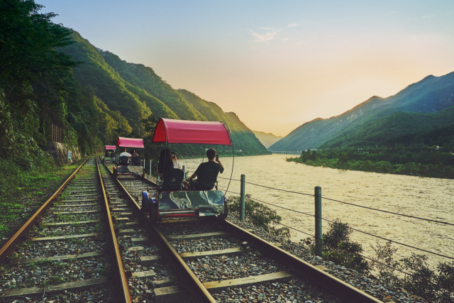 경춘선 복선전철 개통으로 발생한 폐철도 부지를 테마파크로 개발한 강촌레일파크. 레일바이크를 타고 북한강의 수려한 자연을 감상할 수 있다. 국가철도공단 제공