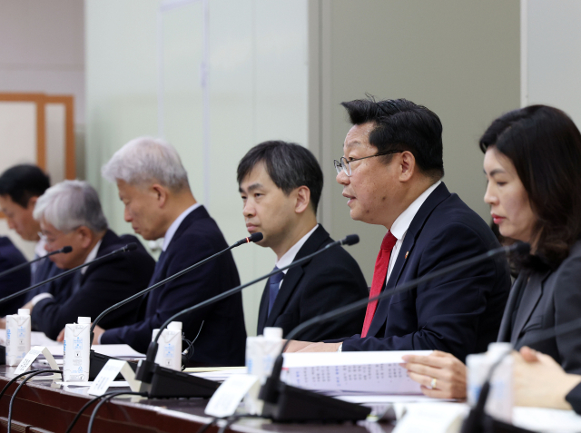 주형환 저출산고령사회위원회 부위원장이 30일 서울 종로구 정부서울청사에서 열린 제5차 인구비상대책회의에서 발언하고 있다. 연합뉴스